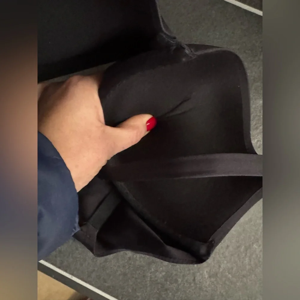 (2) SKIMS 34D Bras - Black/ONYX PUSH UP Balconette and Tan/MICA PUSH UP Plunge - Picture 7 of 9